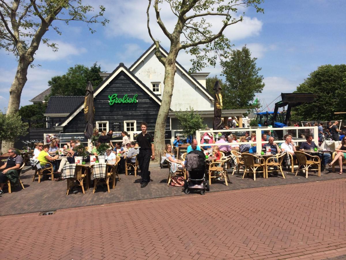 Kerkplein Vakanties Vrouwenpolder Exterior foto